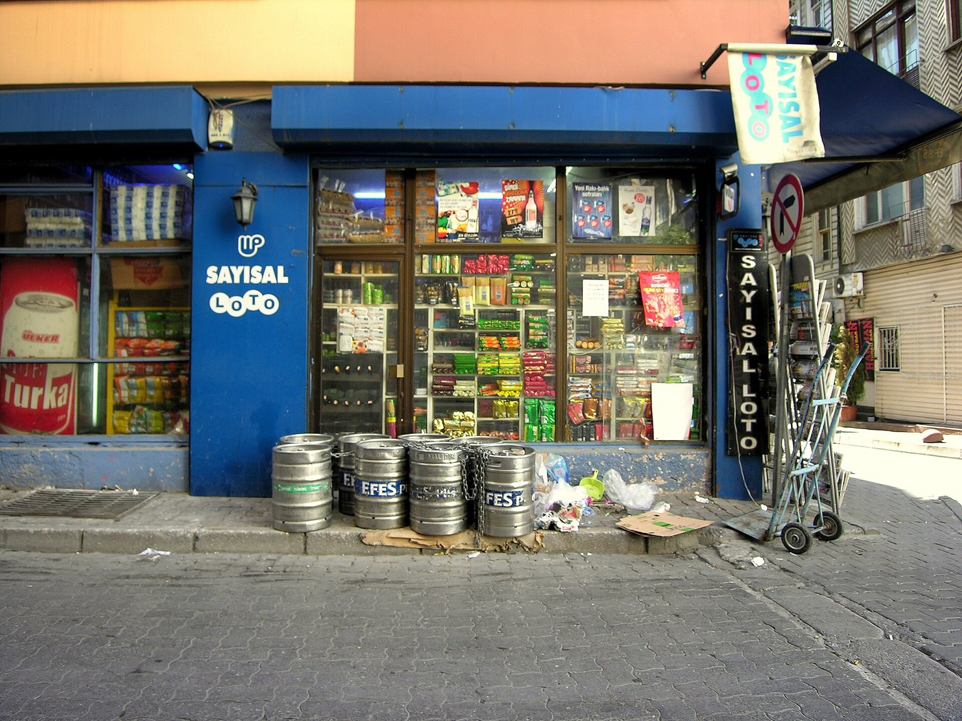 Qapısının ağzına içki çəlləkləri qoyulmuş ərzaq dükanı, 2011