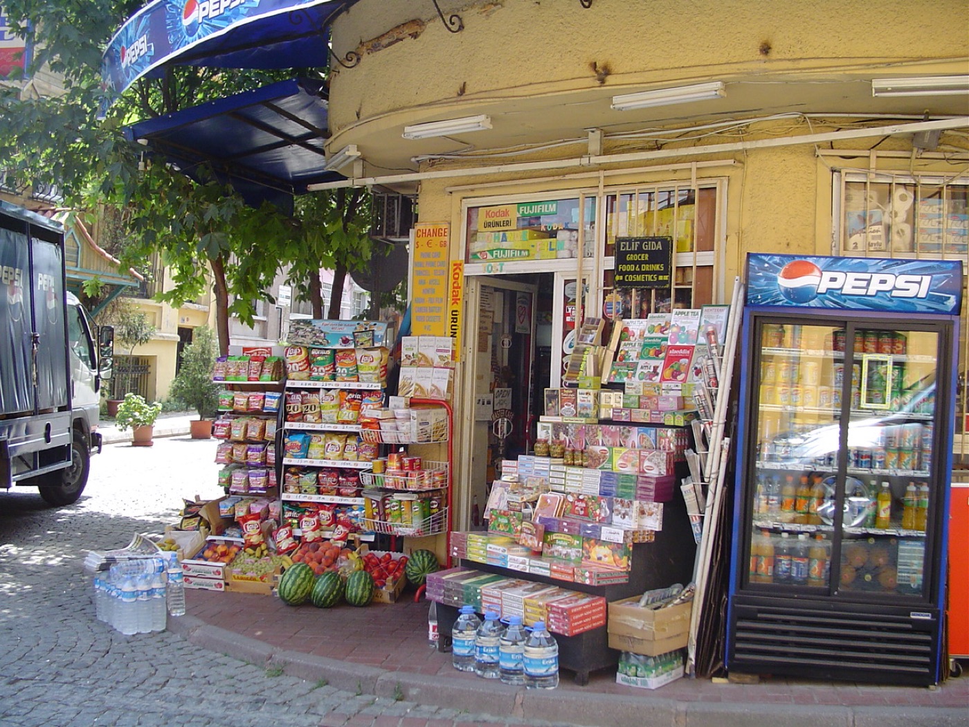 Qarşısında içki soyuducusu olan künc dükanı, İstanbul, 2005